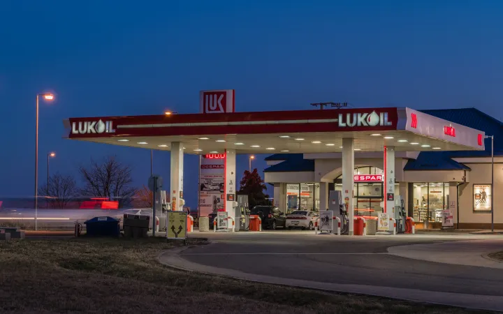 A Lukoil egyik kútja Szigetszentmiklóson 2022 márciusában – Fotó: Faludi Imre / MTI Bizományosi