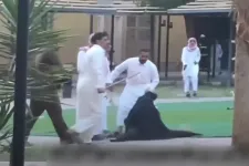 Videó szivárgott ki a szaúdi hatóságokról, ahogy bottal vernek nőket egy árvaházban