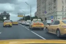 Meghekkeltek egy moszkvai taxitársaságot, rengeteg autót ugyanarra a címre rendeltek