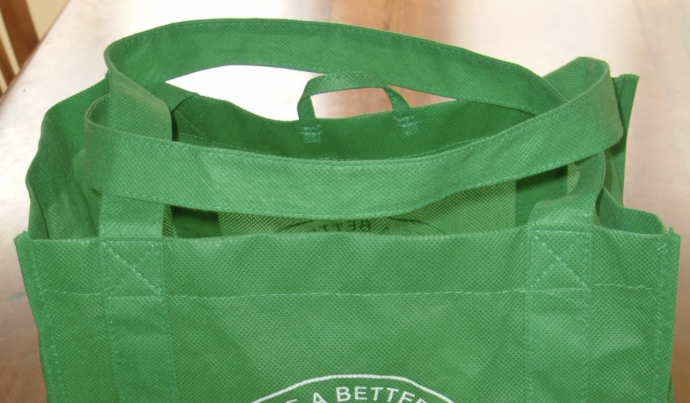 Betiltották az egyszer használatos papírszatyrot, erre elkezdték a többször használatosakat egyszer használni