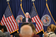 Az amerikai jegybankelnök 8 perces beszéde alatt percenként 150 milliárd dollárt zuhant az SP500 Index