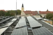 Háromszorosára nőtt egy társasház áramszámlája, mert napelemet raktak a tetőre