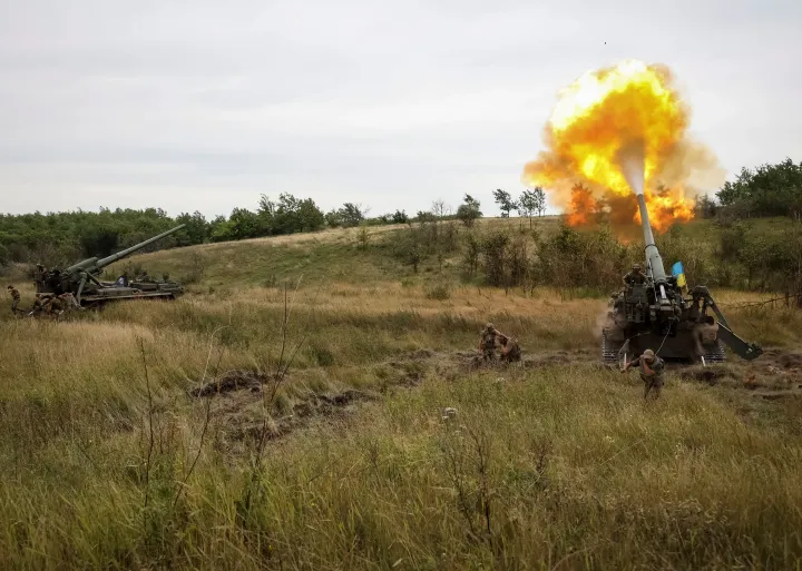Ukrán katonák tüzelnek egy 2S7 Pion önjáró löveggel a donyecki területen – Fotó: Sofiia Gatilova / Reuters