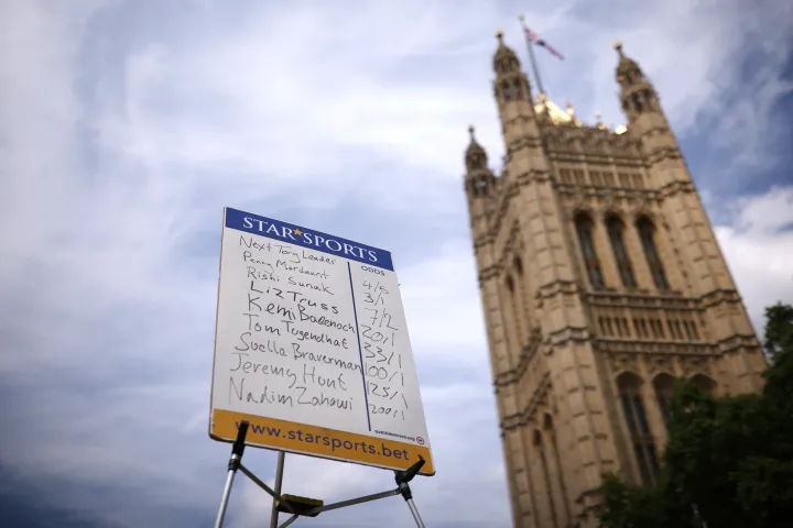 William Kedjanyi politikai fogadási elemző táblája a londoni parlament előtt a Konzervatív Párt elnöki posztjáért versengő politikusok esélyeivel – Fotó: Dan Kitwood / Getty Images