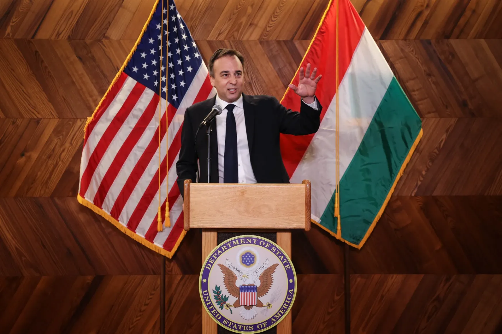 Telex: New US Ambassador to Hungary welcomed only by lower ranking official