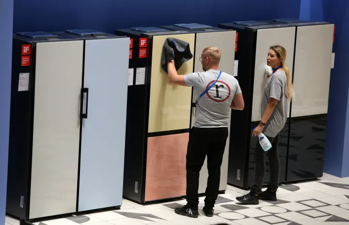 Alkalmazottak készítik elő a Samsung hűtőszekrényeit a vásáron 2022. szeptember 01-én – Fotó: Adam Berry / Getty Images