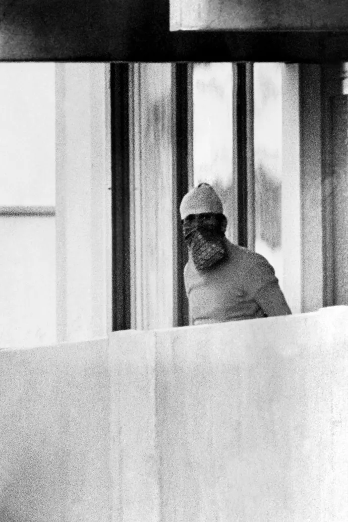 Az egyik túszejtő a hotelszoba erkélyén 1972. szeptember 5-én – Fotó: AFP