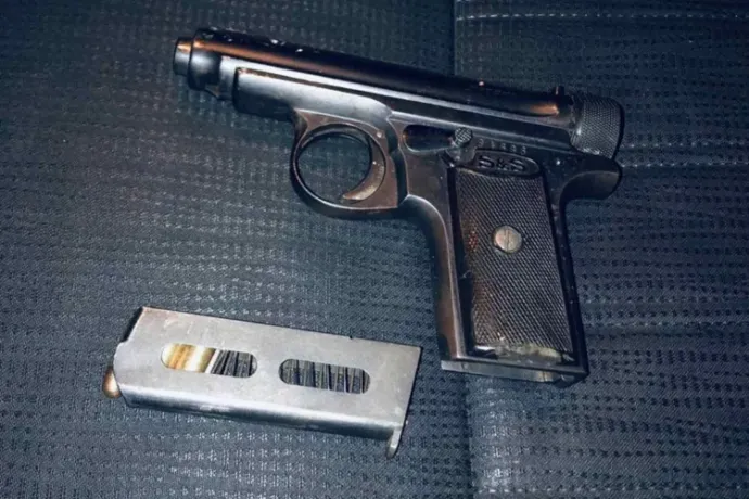 Totálon lövöldözött a levegőbe egy férfi a Kertész utcában Budapesten