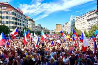 Hetvenezren követelték Prágában a cseh kormány lemondását