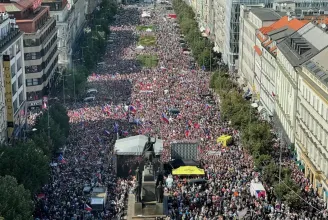 Tízezrek tüntettek Prágában a kormány lemondásáért