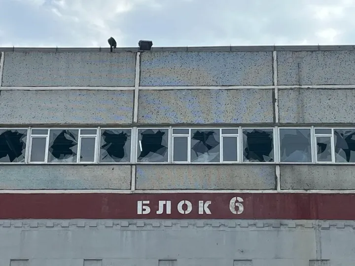 Az orosz ellenőrzés alatt álló zaporizzsjai atomerőmű egyik épületének betört ablakai a NAÜ szakértői missziójának 2022. szeptember 2-án közzétett képén – Forrás: Reuters