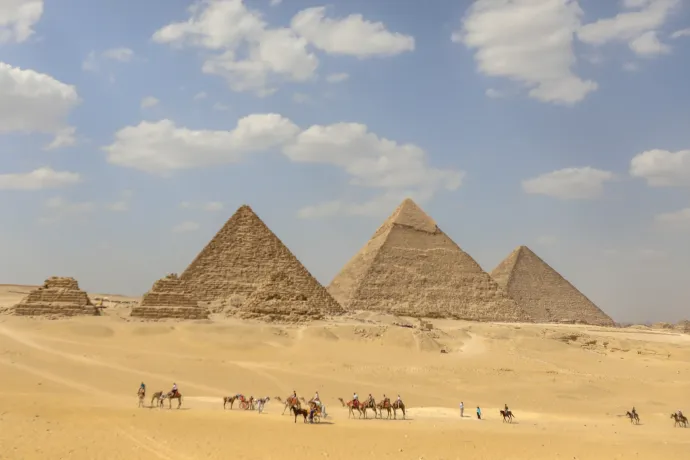 A Nílus egy mára kiszáradt ágán úsztatták a piramisok hatalmas kőtömbjeit