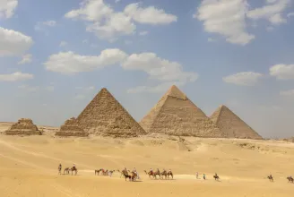 A Nílus egy mára kiszáradt ágán úsztatták a piramisok hatalmas kőtömbjeit