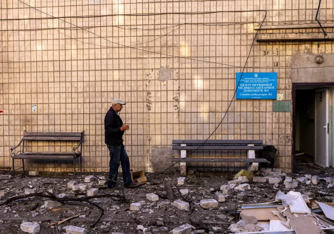 Egy lebombázott mikolajivi egészségügyi intézmény dolgozója a romok között az épület bejáratánál 2022. szeptember 4-én – Fotó: Umit Bektas / Reuters