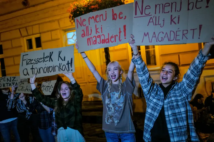 Az Óbudai Gimnázium előtt transzparensekkel szolidarítottak a diákok a tanáraikért vasárnap este – Fotó: Huszti István / Telex