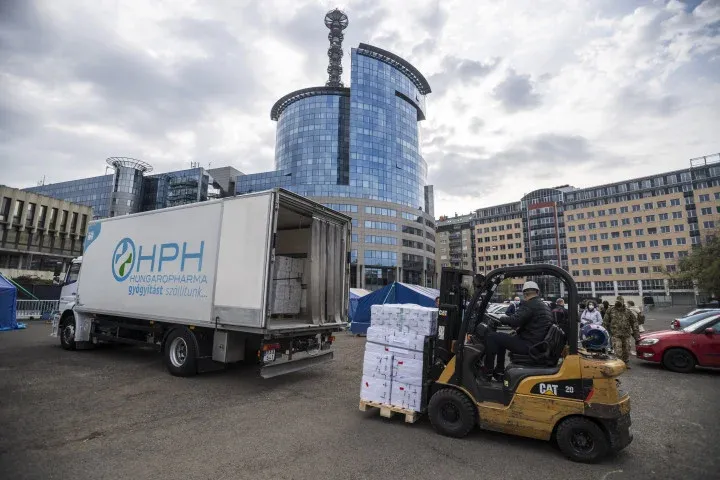 Boxes containing newly arrived coronavirus vaccines from Chinese Sinopharm are loaded by forklift trucks at the logistics base for vaccines in Teve Street, District 13, Budapest on 25 April 2021 – Photo: Márton Mónus / MTI