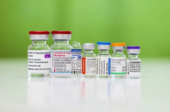 Ampoules of all the vaccines available in Hungary – from left to right: AstraZeneca, Moderna, the first and second doses of Sputnik V, Janssen, Sinopharm and Pfizer-BioNTech – Photo: Attila Balázs / MTI