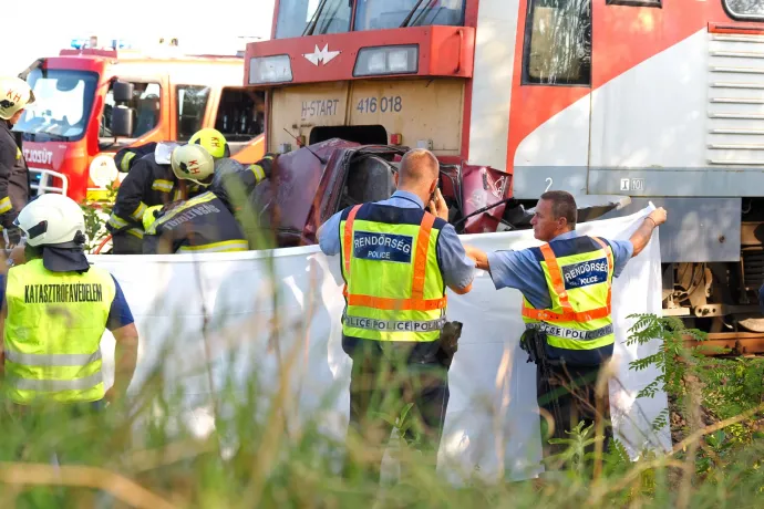 Hét ember meghalt, amikor összeütközött egy vonat és egy autó Kunfehértó közelében