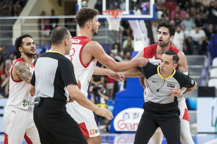 Már a pályán is egymásnak rontottak török és grúz játékosok a kosárlabda-Eb-n – Fotó: Nikola Krstic/MB Media/Getty Images