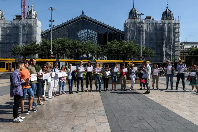 „Tanár vagyok, a munkámból szeretnék megélni” – flashmobot szerveztek tanárok a Nyugati térre
