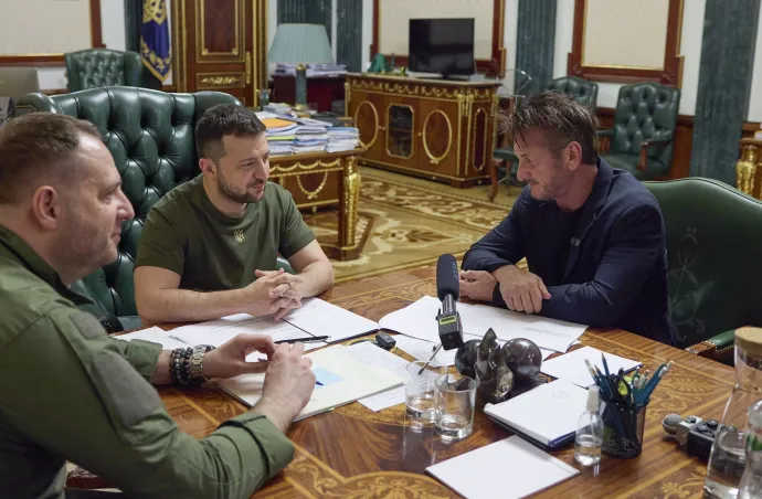 Volodimir Zelenszkij és Sean Penn megbeszélést folytat Kijevben, 2022. június 28-án – Fotó: MTI/EPA/Ukrán elnöki sajtószolgálat