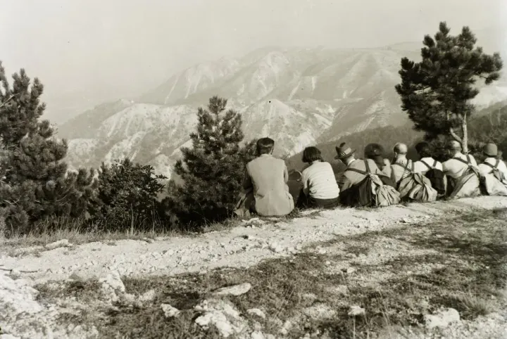 Turisták tanakodnak a Zsíros-hegyet nézve 1932 körül: tényleg, mint egy zsírrög! – Fotó: Fortepan