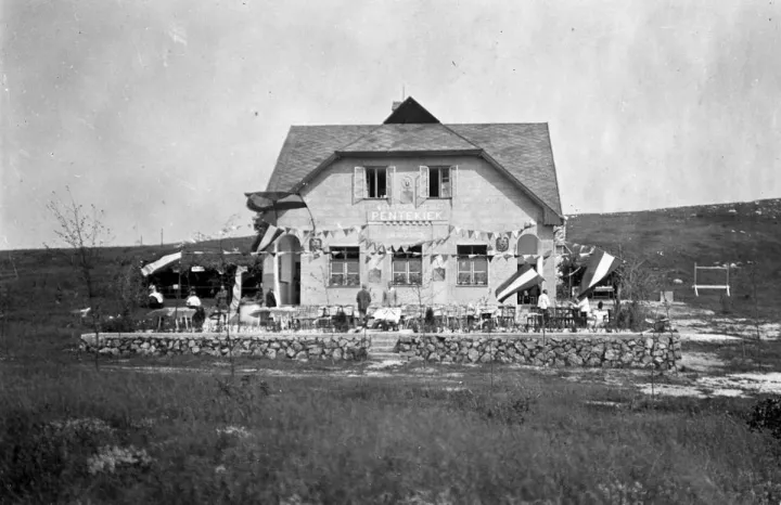 Zsíros-hegy, a Magyar Turista Egyesület „Péntekiek” Fritsch menedékháza, 1928-ban – Fotó: Fortepan