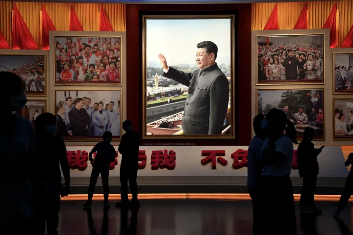 Látogatók Hszi Csi-ping fotója előtt a Kínai Kommunista Párt múzeumában, Pekingben – Fotó: Noel Celis / AFP