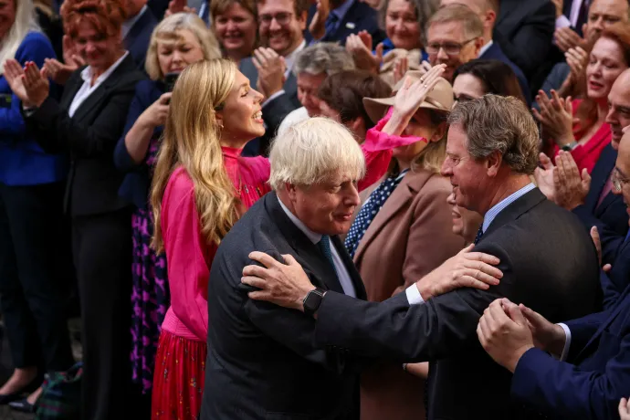 Boris Johnson és felesége Carrie elbúcsúznak a Downing Street dolgozóitól – Fotó: Henry Nicholls / Reuters
