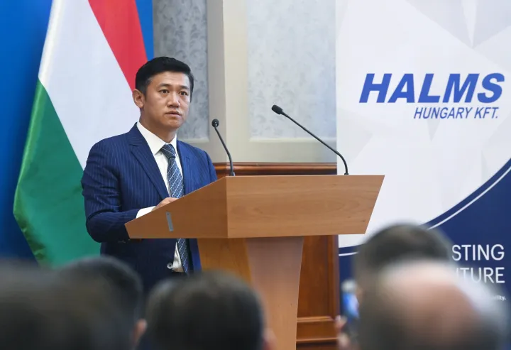 Matthew Shen ügyvezető igazgató a Halms Hungary Kft. beruházásáról tartott sajtótájékoztatón a Külgazdasági és Külügyminisztériumban 2022. szeptember 6-án – Fotó: Bruzák Noémi / MTI