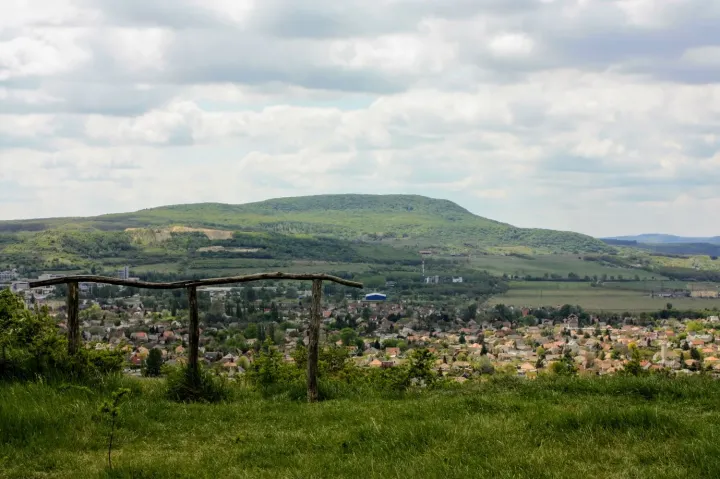 Kilátás a Strázsa-hegyről, szemben Dorog és a Nagy-Gete – Fotó: Tenczer Gábor / Telex