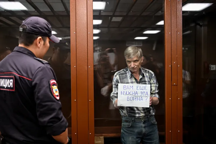 Alekszej Gorinov a tárgyalás alatt, „Kell még maguknak ez a háború?" felirattal tiltakozik 2022. július 8-án – Fotó: Kirill Kudryavtsev / AFP