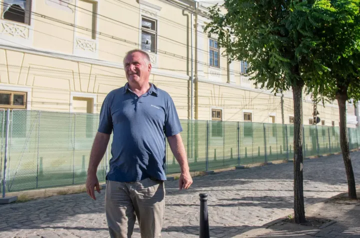 Böjte Csaba, a Szent Ferenc Alapítvány elnöke a felújítás alatt álló minorita rendház épülete előtt, 2020-ban – Fotó: Bokor Tibor Facebook-oldala