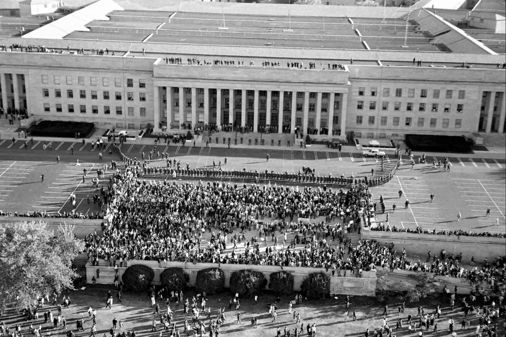 A vietnámi háború elleni egyik nagy tüntetésen a Pentagon levitációja volt a főattrakció