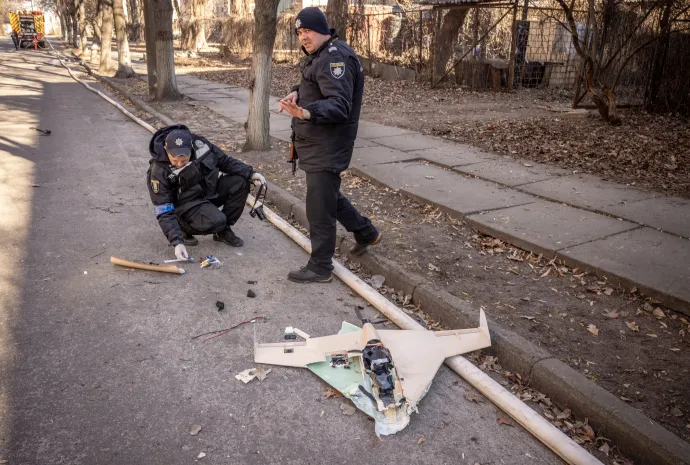 Ukrán rendőrök megvizsgálnak egy lezuhant orosz drónt egy csapás után, Kijev északnyugati részén, 2022. március 22-én – Fotó: Fadel Senna / AFP