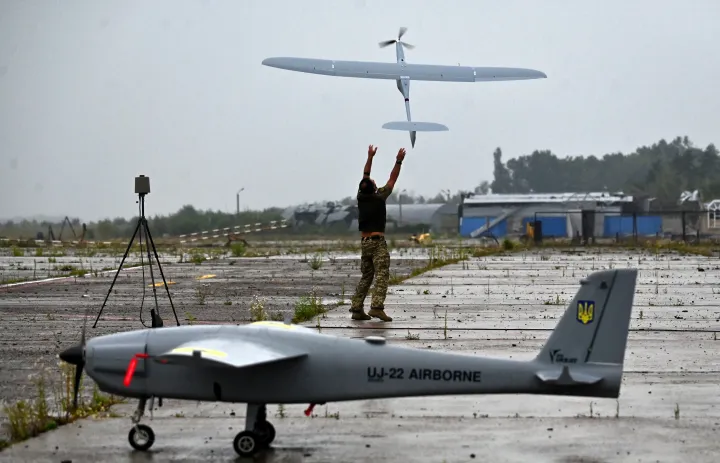 Ukrán katona indít egy FlyEye WB Electronics SA lengyel felderítő drónt a Kijev környéki tesztrepülések során, 2022. augusztus 2-án, mielőtt a frontvonalra küldik – Fotó: Sergei Supinsky / AFP