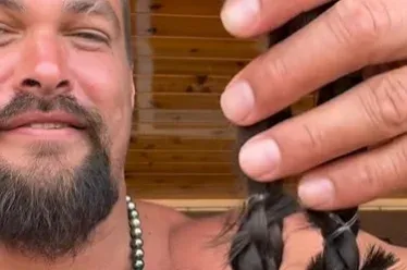 Jason Momoa lenyíratta a haját, hogy harcoljon a műanyagszennyezés ellen