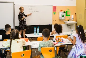 Több száz ukrajnai gyermeknek kezdődne délutáni iskola Kolozsváron, csak a takarítószemélyzet hiányzik hozzá