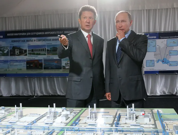 Vlagyimir Putyin és Alekszej Miller, a Gazprom igazgatója a szibériai Amur Gaz feldolgozóüzemének építésénél – Fotó: Mikhail Svetlov / Getty Images