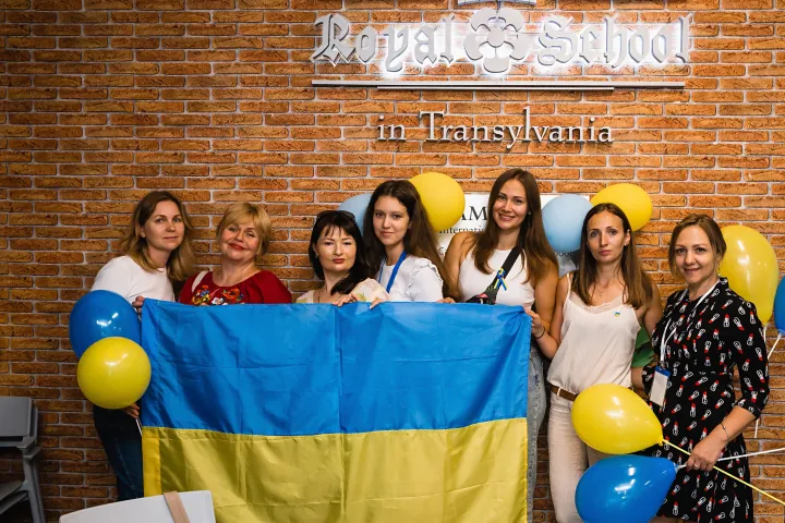 Kseniia Shyriaieva (jobbról a harmadik) a nyári iskola szervezőivel – Fotó: UA School in Cluj