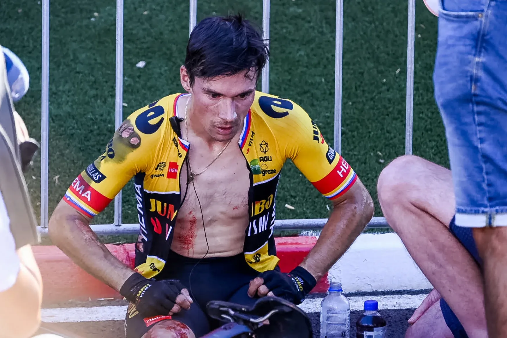 Történelmi győzelemre készült, de csúnyán összetörte magát, kiszállt a Vuelta címvédő bringása