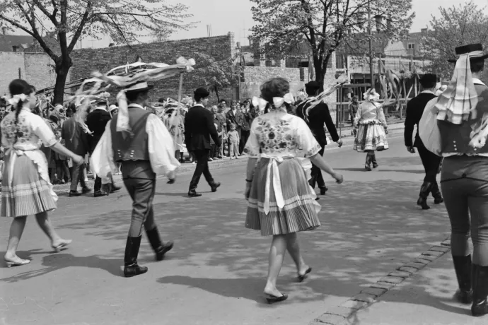 Népviseletben felvonuló kalocsaiak 1965. május 1-jén – Fotó: Konok Tamás / Fortepan 