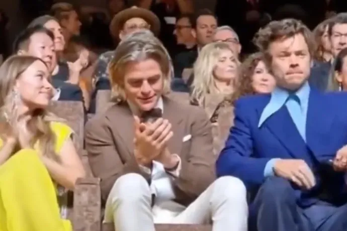 Milliók próbálták megfejteni, hogy Harry Styles tényleg belecsulázott-e színésztársa ölébe