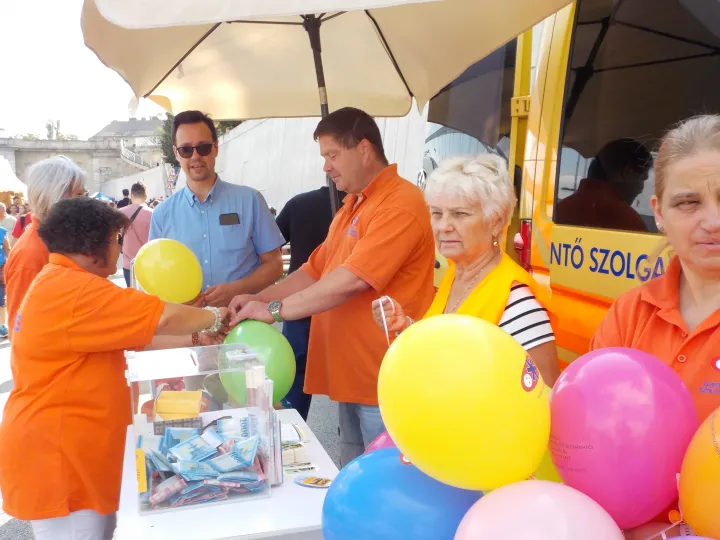 Segítenek az önkéntesek: léggömböt ajándékoznak, és gyűjtik az adományok, a képen a Szegedi Halfesztiválon. Fotó: Móra Ferenc Sándor / Telex