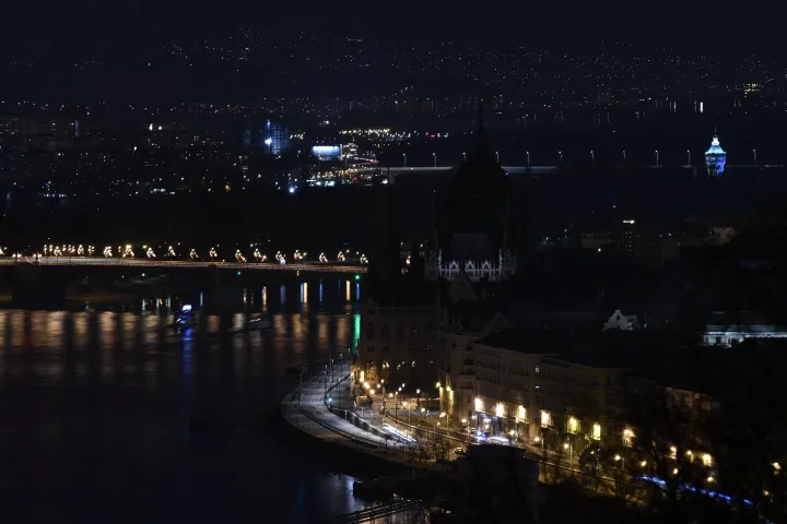 Budapest látképe díszkivilágítás nélkül a Föld órája elnevezésű akció alatt, 2022. március 26-án – Fotó: Máthé Zoltán / MTI