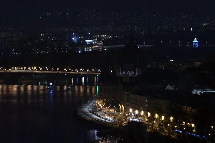 Budapest látképe díszkivilágítás nélkül a Föld órája elnevezésű akció alatt, 2022. március 26-án – Fotó: Máthé Zoltán / MTI