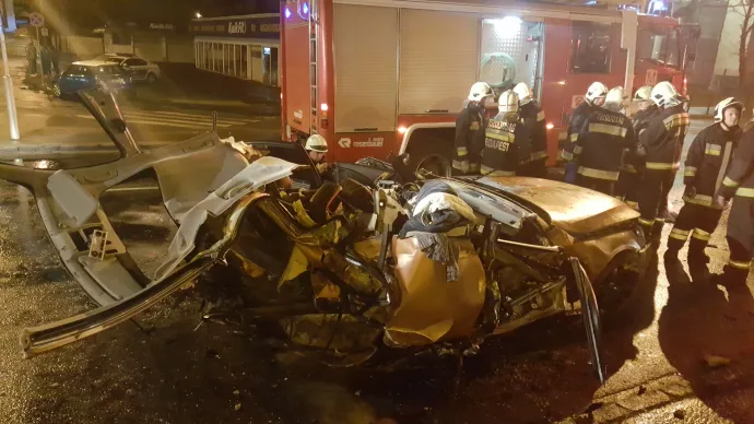 Rendőrök helyszínelnek 2017. március 18-án éjjel, a Szentendrei úton bekövetkezett balesetnél. A két személyautó ütközésének két halálos áldozata volt – Fotó: Police.hu
