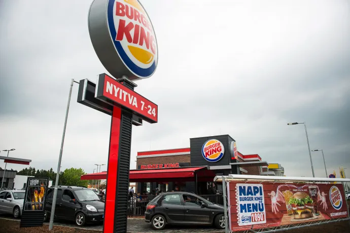 Burger King: A csomagolást végző munkaerő pluszideje miatt is drágább az elviteles gyorskaja