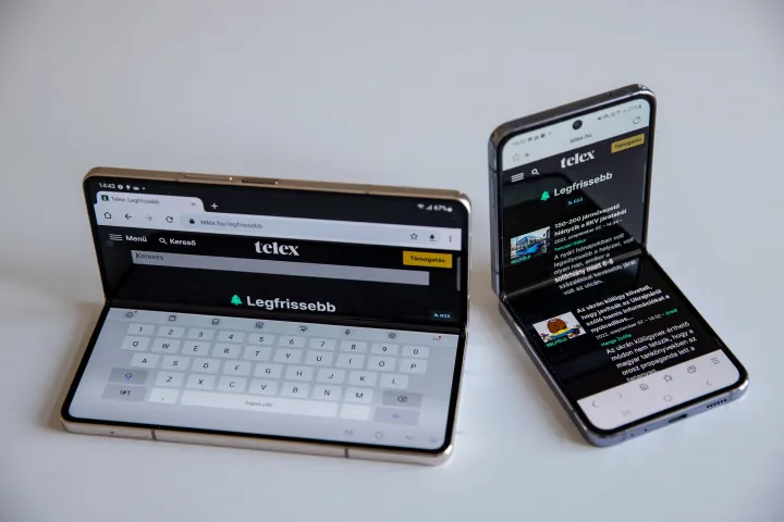 Galaxy Z Fold 4 és Galaxy Z Flip 4 – Fotó: Ajpek Orsi / Telex
