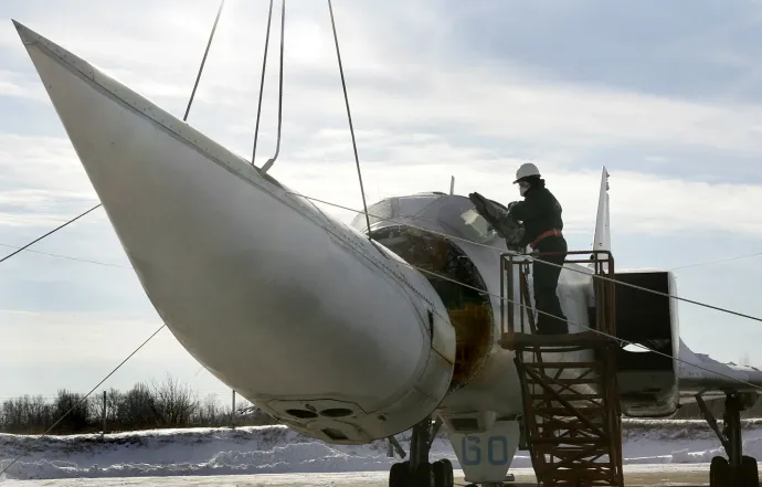 Egy munkás szétvág egy nukleáris fegyver szállítására is alkalmas Tu-22M3-as Backfire repülőgépet az ukrajnai Poltavában 2006. januárjában. Az országban összesen 60 repülőgépet semmisítettek meg a Budapesti Memorandum értelmében – Fotó: Sergei Supinsky / AFP